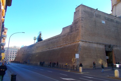 Wysoki mur wokół Watykanu