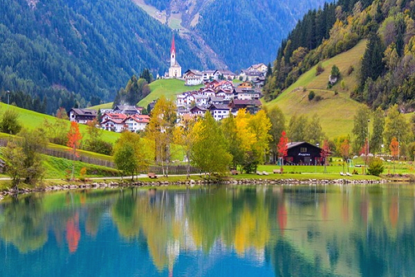 Południowy Tyrol Jezioro i wieś